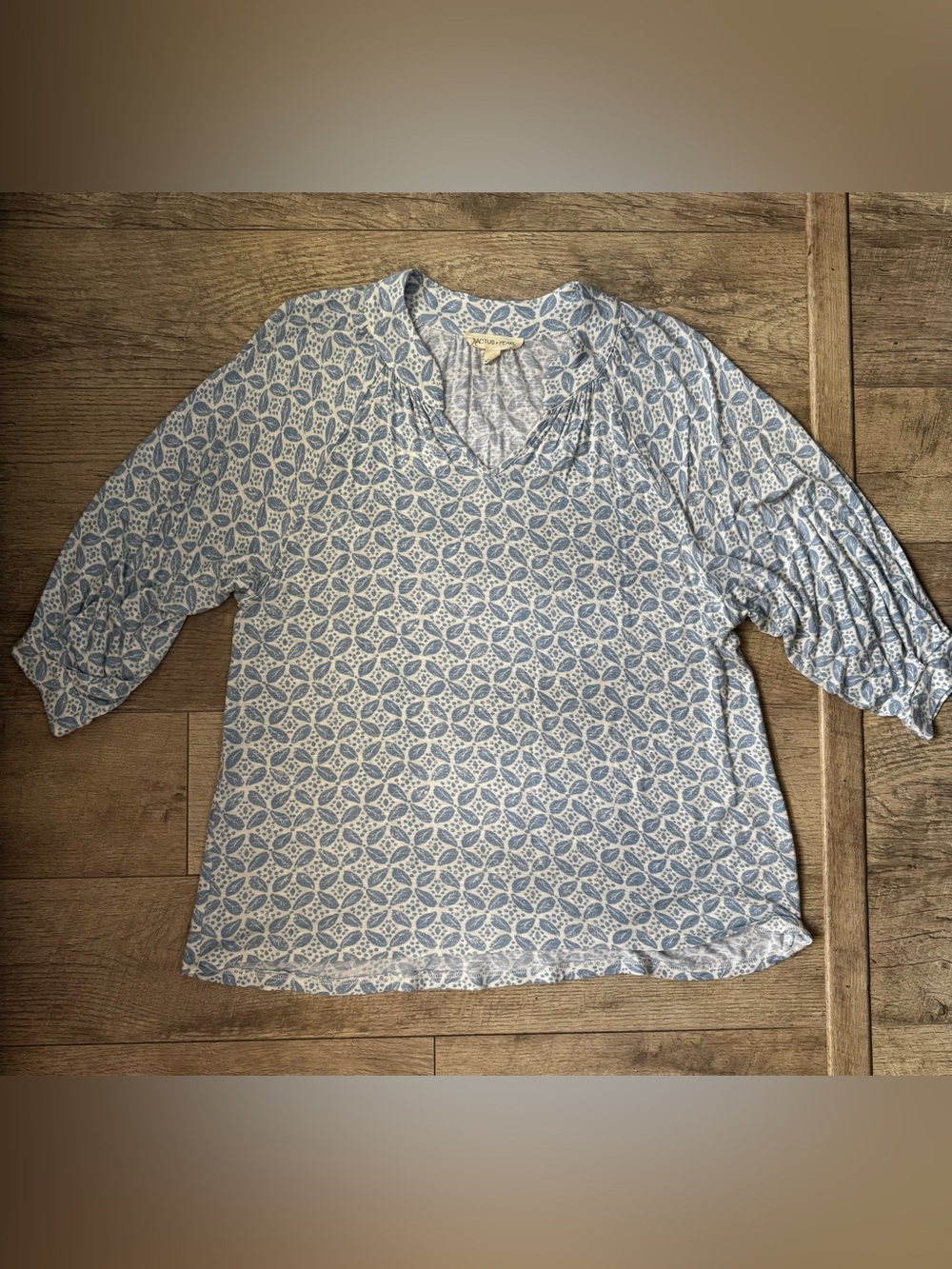 Cactus + Pearl Blue White Floral Knit V-Neck Ruched Tunic Blouse Women's M Boho